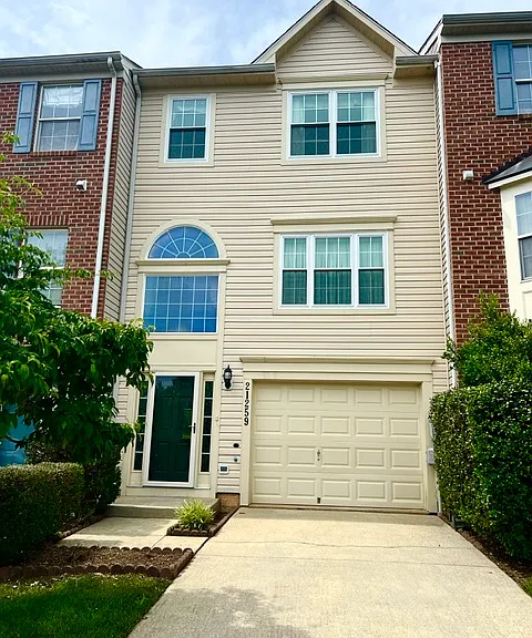 Front View
One-car Garage
One-car Driveway Parking
