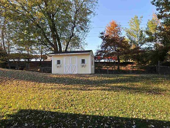 3rd image of 8372 Tamarack Dr