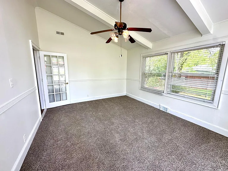 1003 Robinhood Ln — Photo 7