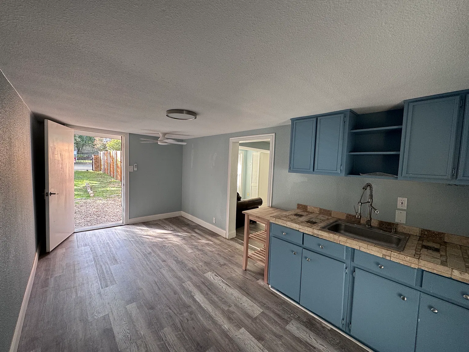 1 bed, 400 sqft, $1,000 — Photo 4