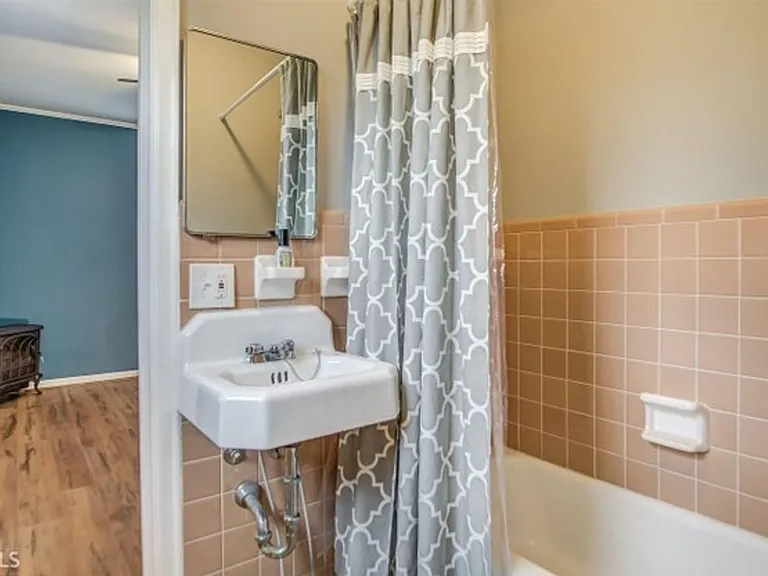 563 Mountain View Cir — Photo 16