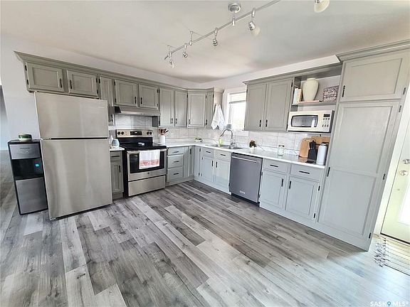 3rd image of 107 King St