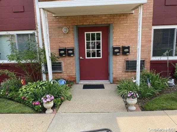 400 Fulton Street #20E, Farmingdale, NY 11735