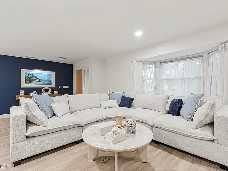 2412 La Salle Ave — Photo 37