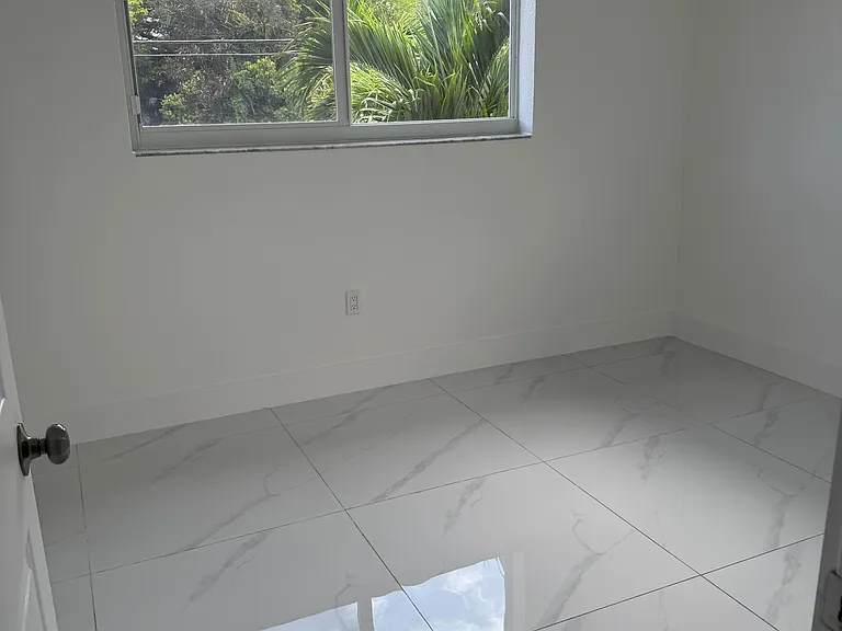 901 NW 28th St #9 — Photo 6