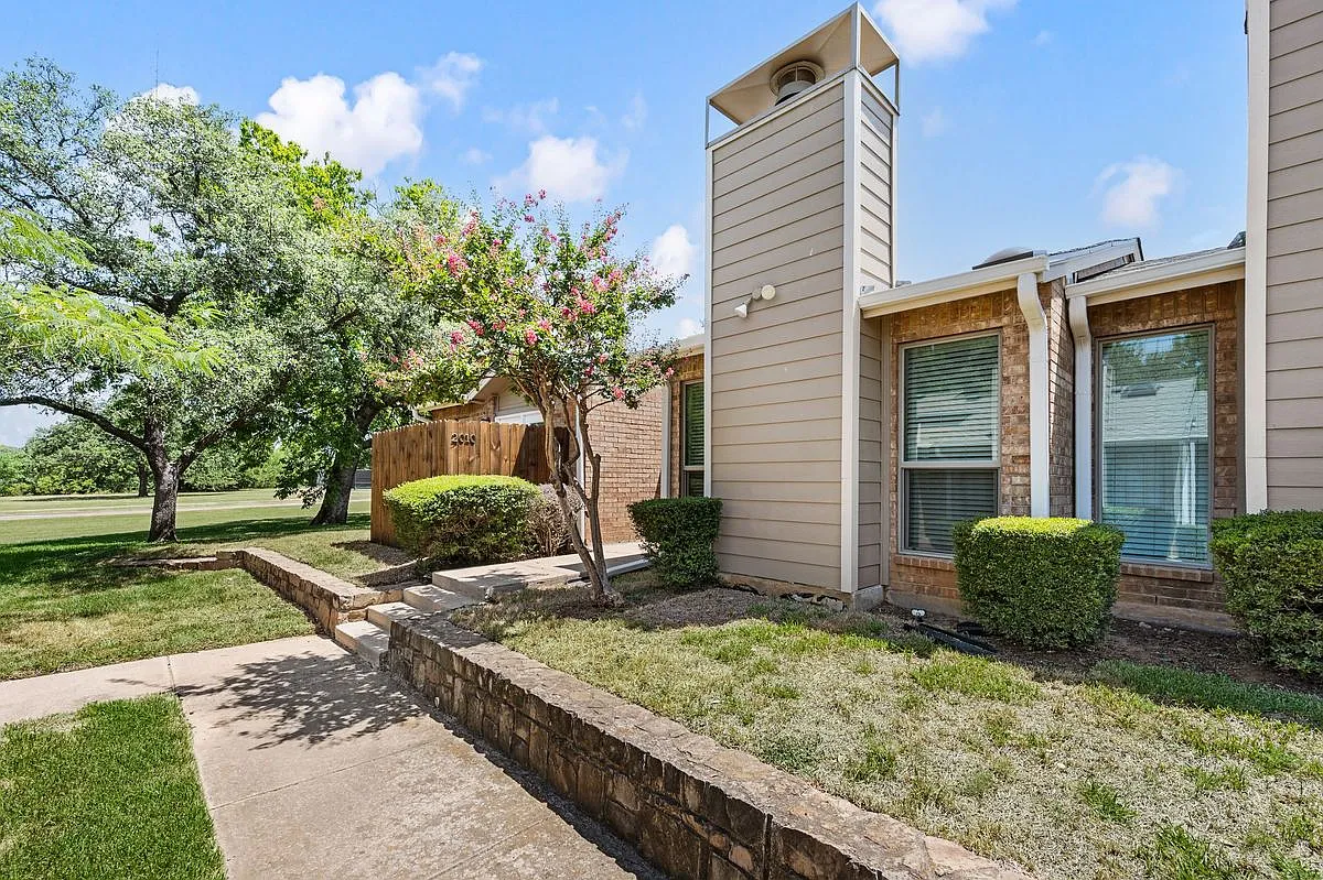 2 bed, 2.0 bath, 1083 sqft, $2,200 — Photo 1