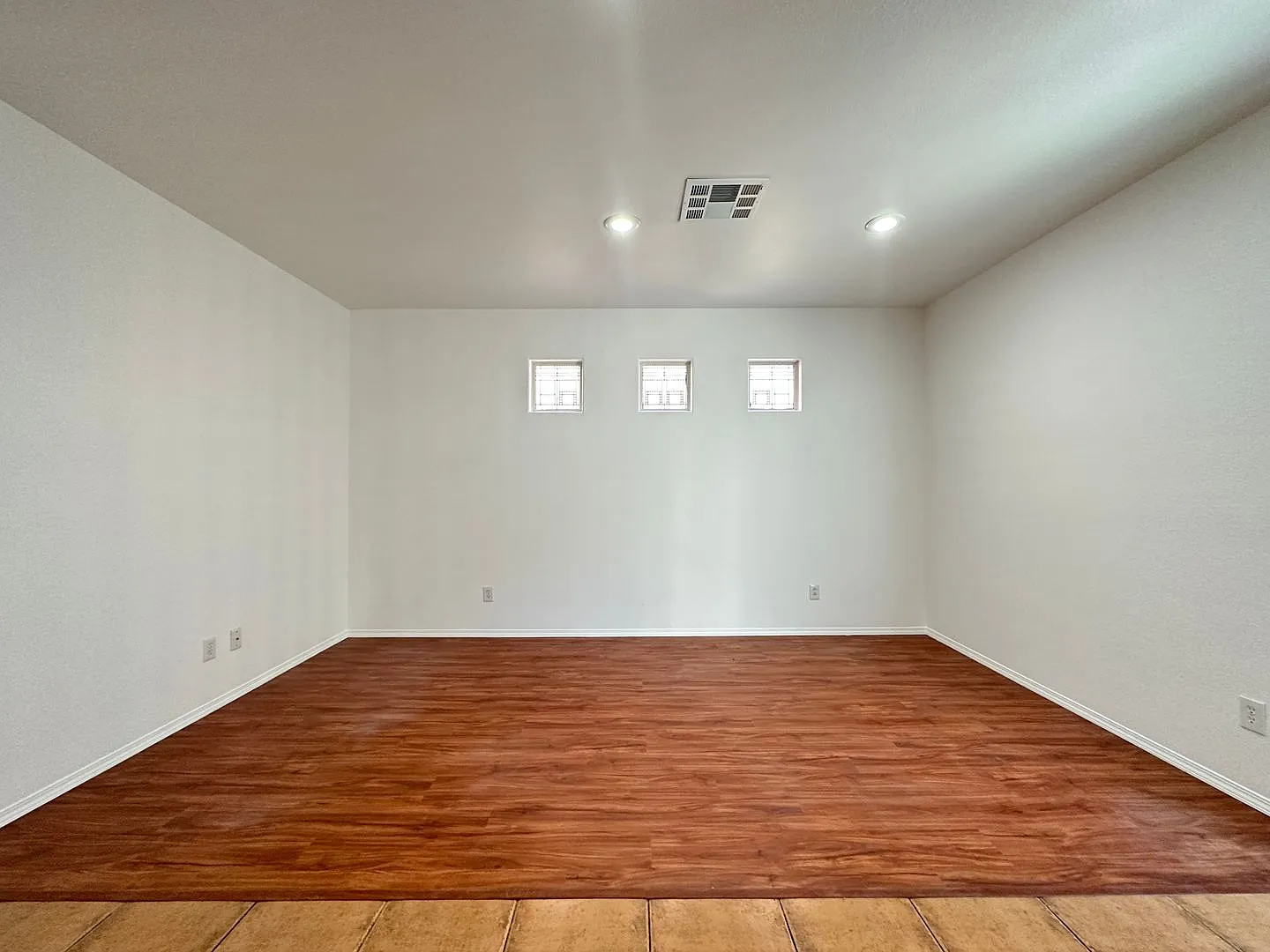 Single Family Home 3 Beds, 2.5 bath, 1 car garage — Photo 3