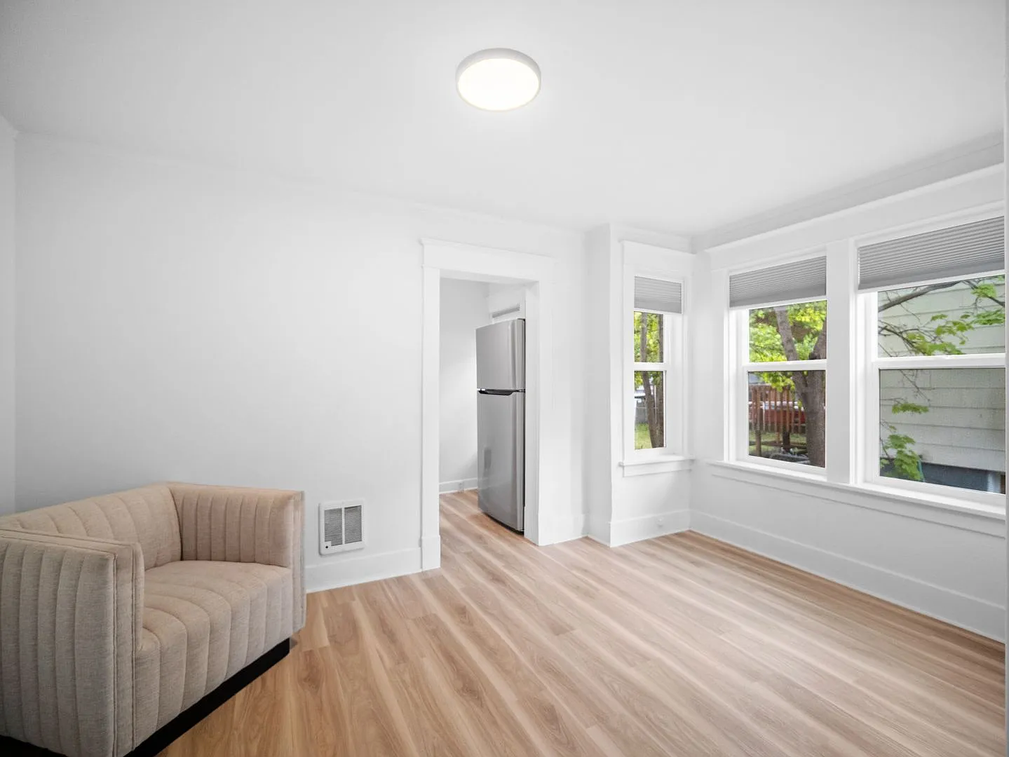 Quaint and Cute 1 Bedroom Close to Hospitals — Photo 4