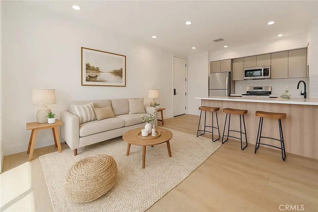 3 bed, 900 sqft, $3,700 — Photo 1