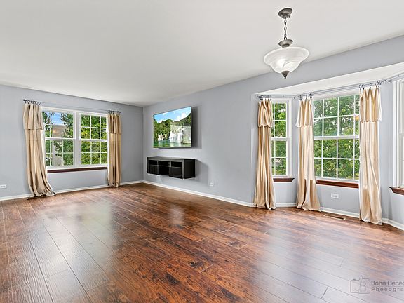 2nd image of 1136 Cambridge Dr