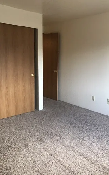 Hilltop Court Apartments — Photo 11