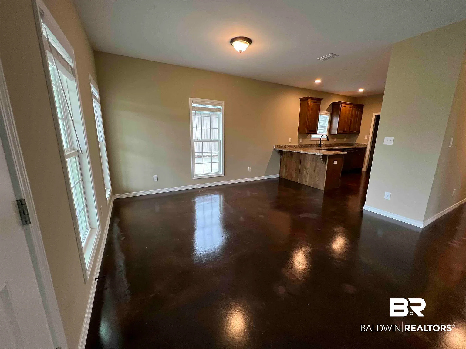 3 bed, 2.0 bath, 2704 sqft, $1,675 — Photo 3