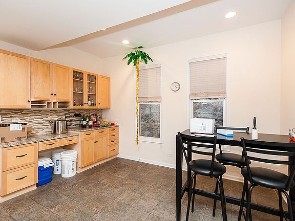 4th image of 3216 N Kenmore Ave #2