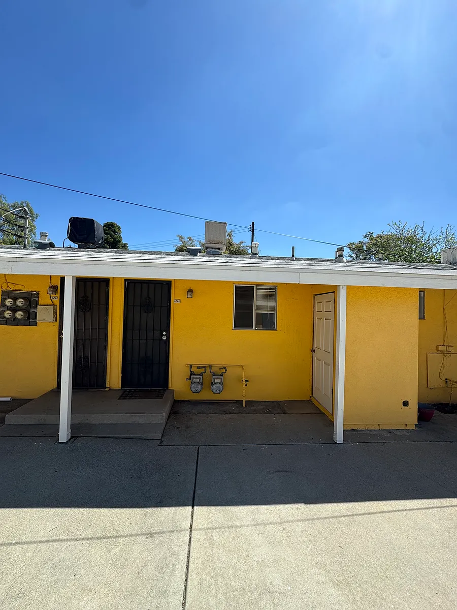 Building Photo - 1215 E 8th St #1235