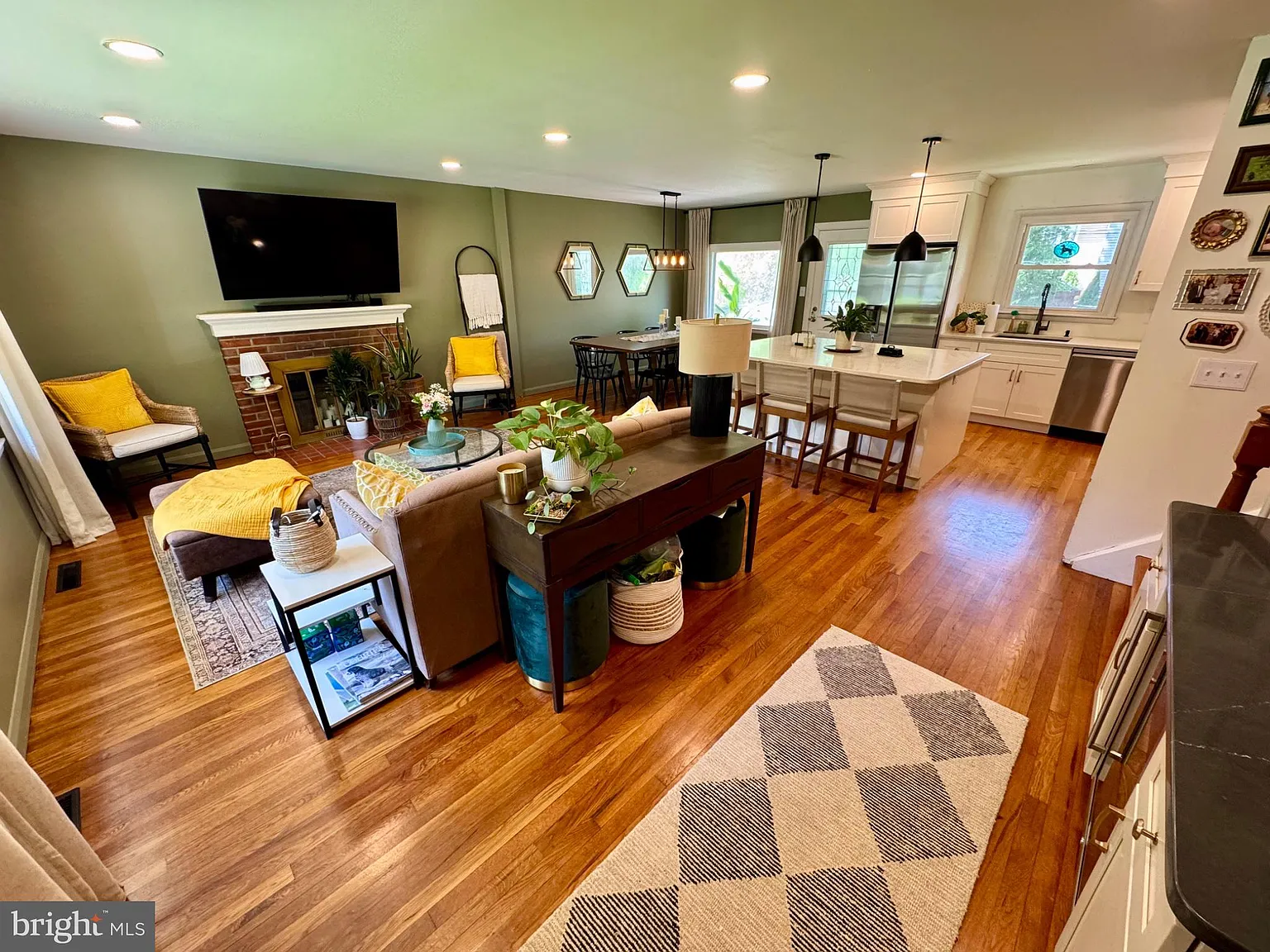 3 bed, 2.5 bath, 1800 sqft, $3,000 — Photo 3
