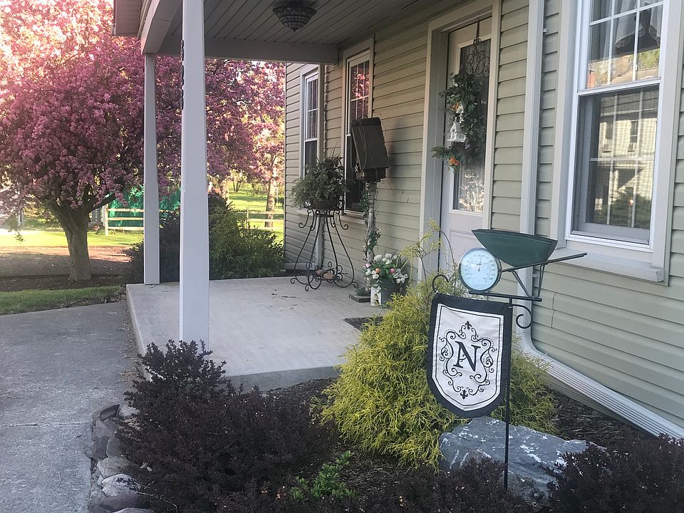 2nd image of 828 Lawn Rd