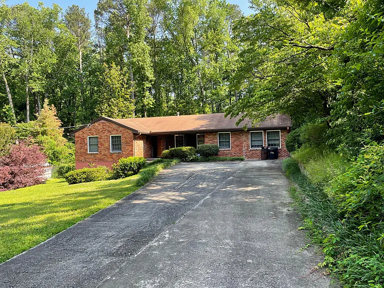 1128 McConnell Dr — Photo 1