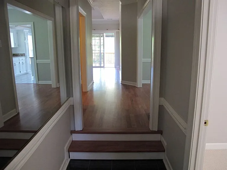 716 Crown Point Ct — Photo 5