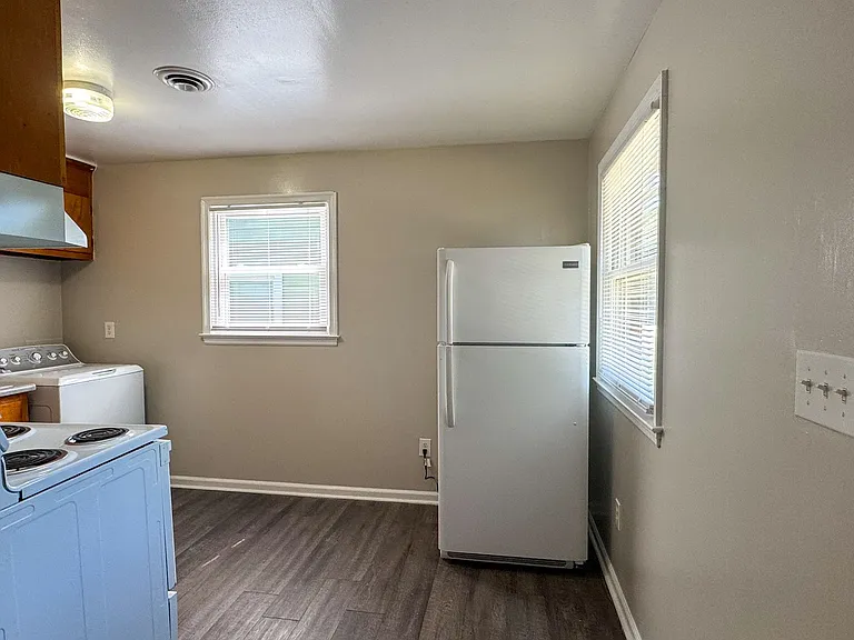 810 E Poythress St #A — Photo 6