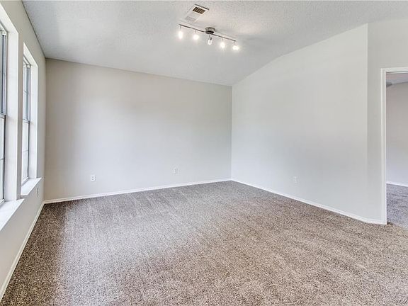 4th image of 621 Alcove Dr