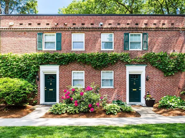 101 Thornton Rd #1, Chestnut Hill, MA 02467