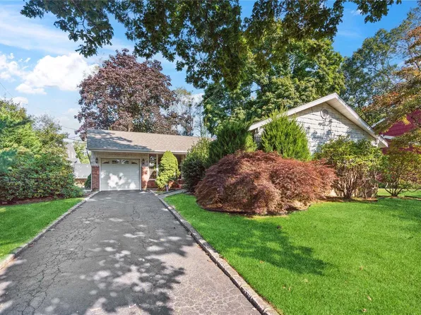 10 Prescott Place, Old Bethpage, NY 11804