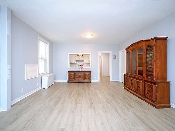 4th image of 35 Bay 8 St