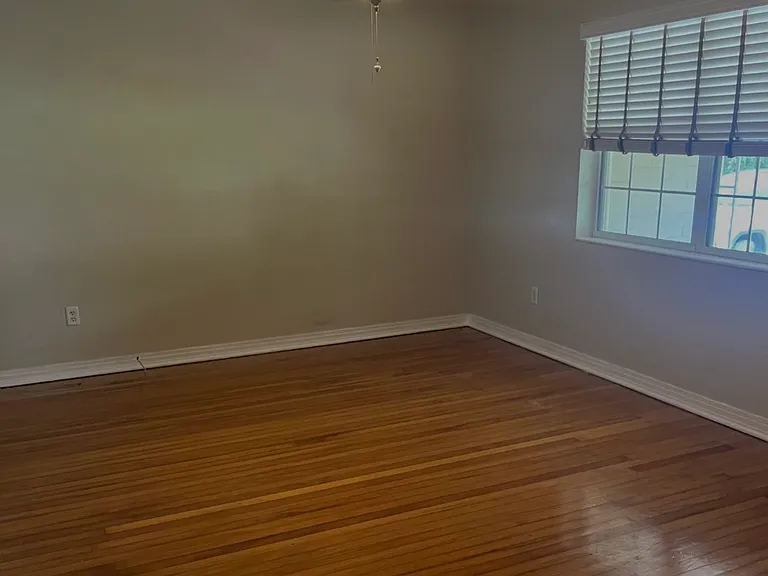 423 W Maxwell St — Photo 10