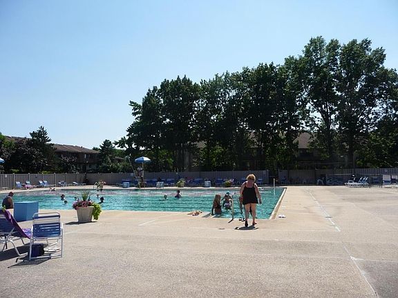 3rd image of 85 Elmwood Park Dr APT 6