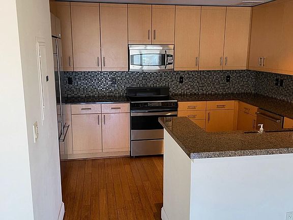 5th image of 255 Berry St APT 521