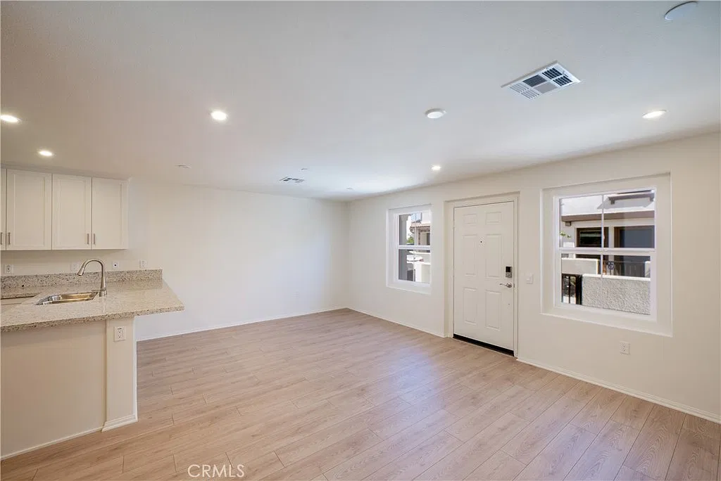 3 bed, 2.5 bath, 1500 sqft, $3,300 — Photo 3