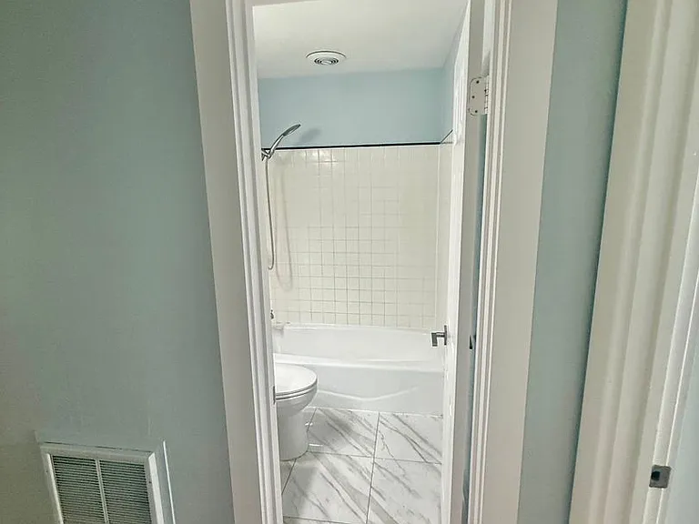 Howard & Lexington Apts — Photo 16