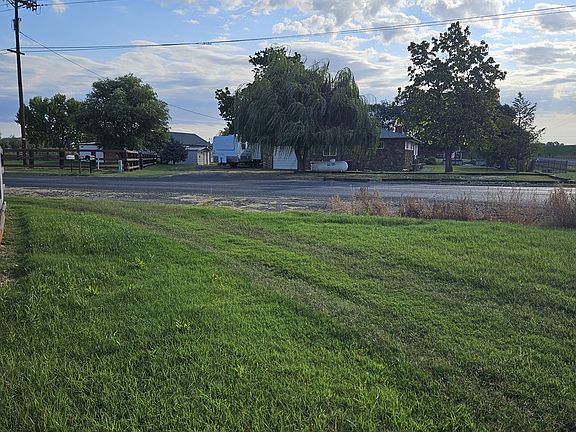 2nd image of 77325 S Edwards Rd