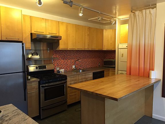 5th image of 2758 Rowena Ave