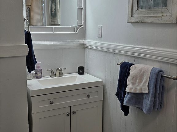 4th image of 36 Thayer St