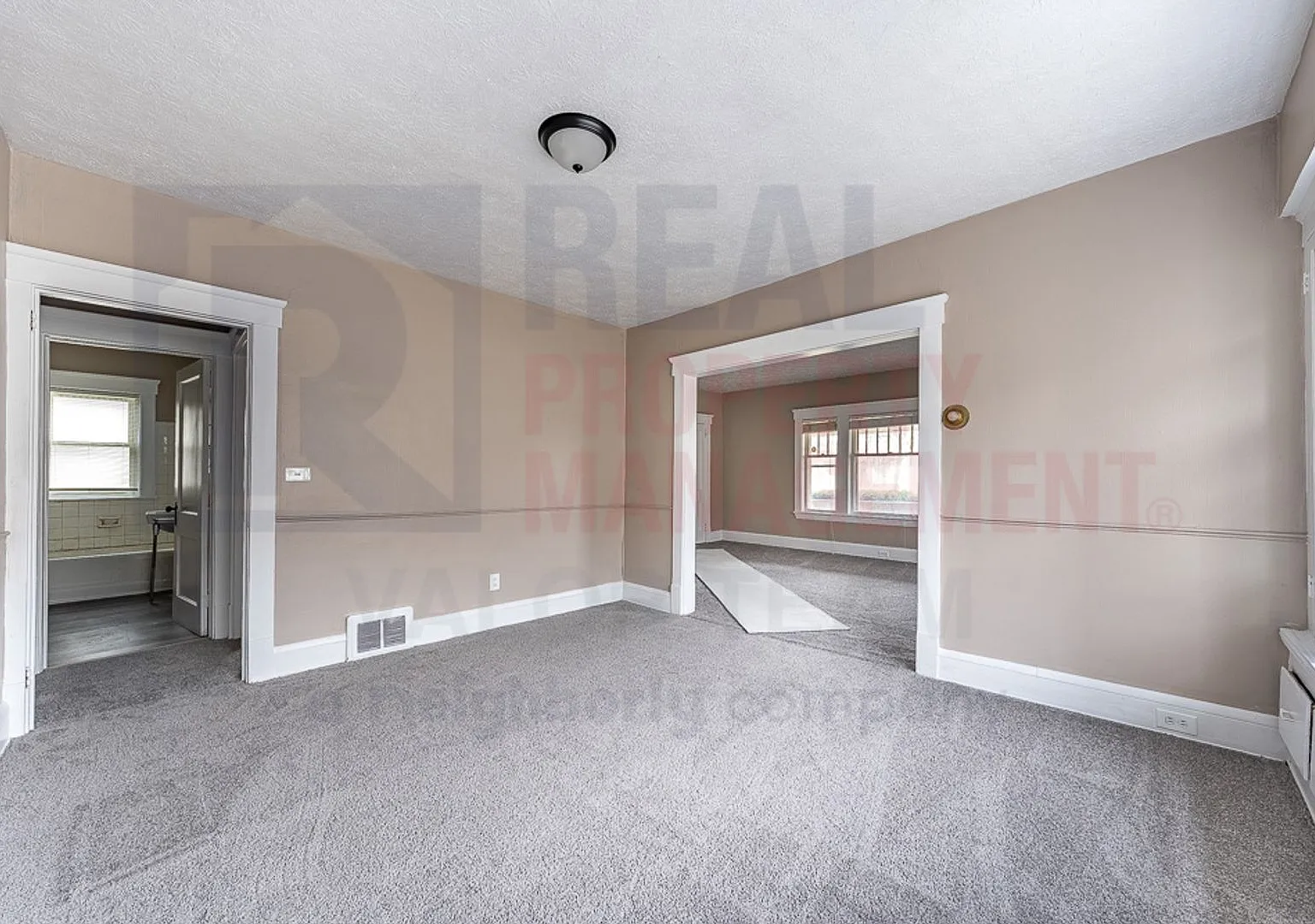 121 Logan St — Photo 2