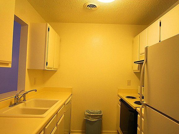 5th image of 130 Lakeshore Cir