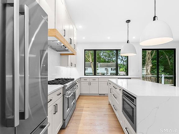 4th image of 35 Oronoque Hills Road