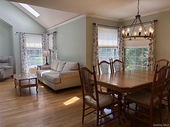 4th image of 3 Woodhollow Court