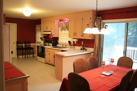 Beautiful Eat-In Kitchen