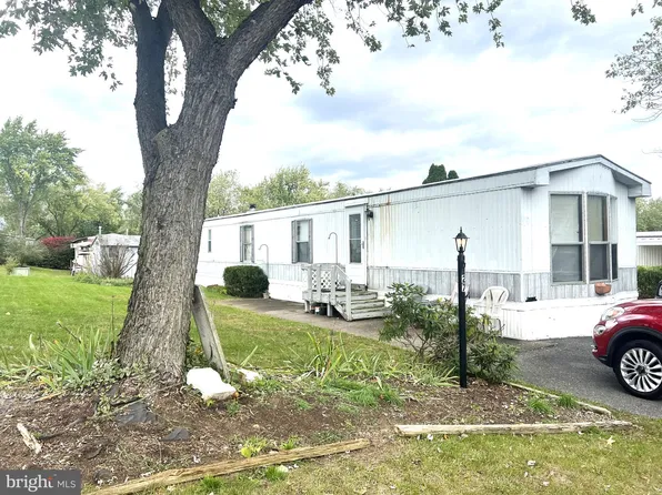 27 Walnut Ln, Carlisle, PA 17015