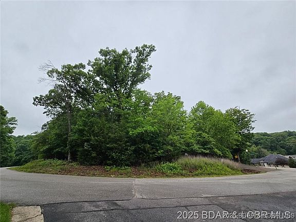 3rd image of Via Del Lago Dr