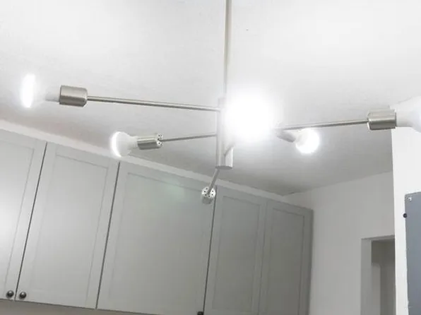 625 Center St APT T3, Herndon, VA 20170