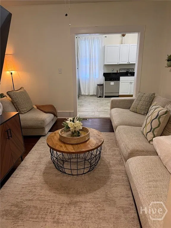6 bed, 5.0 bath, 1888 sqft, $2,200 — Photo 3