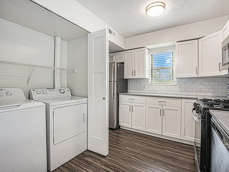 Byron Lakes Apartments — Photo 36