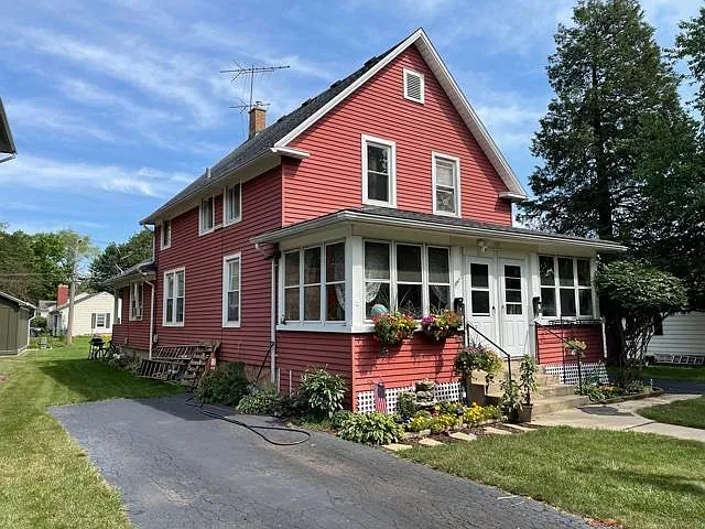 747 Edison St photo 1