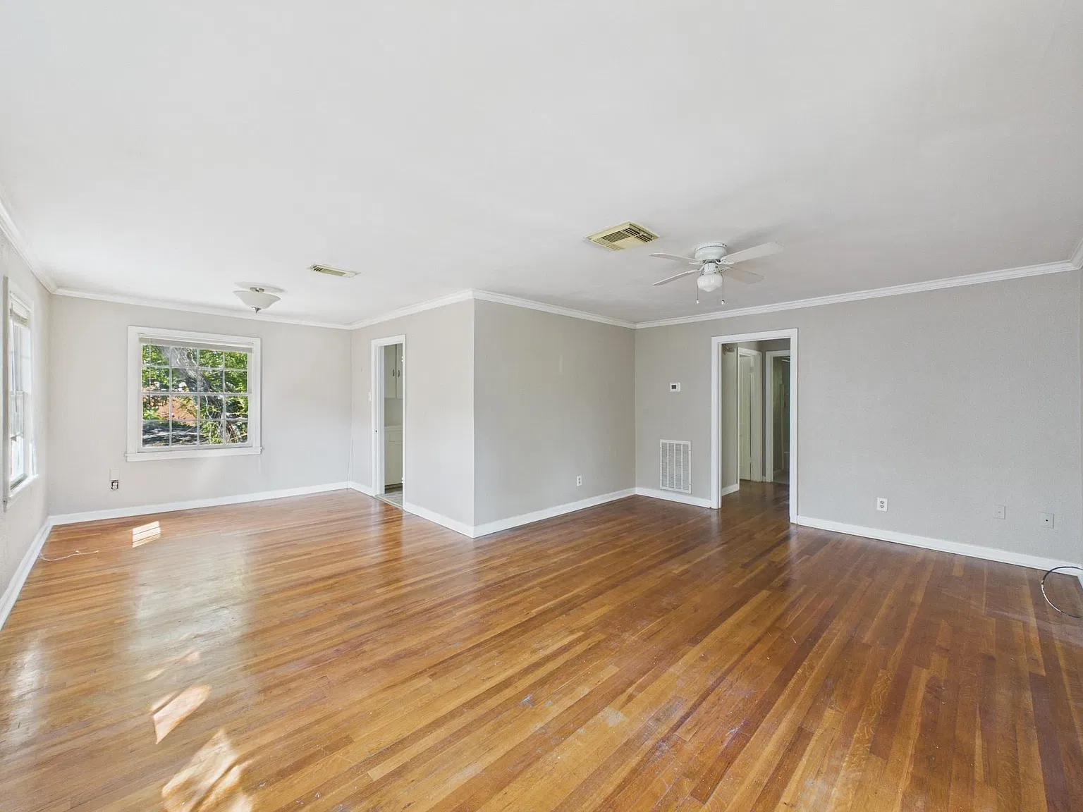 2 bed, 1.0 bath, 1152 sqft, $1,600 — Photo 2