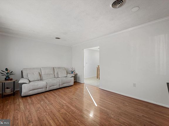 5th image of 557 Ash St