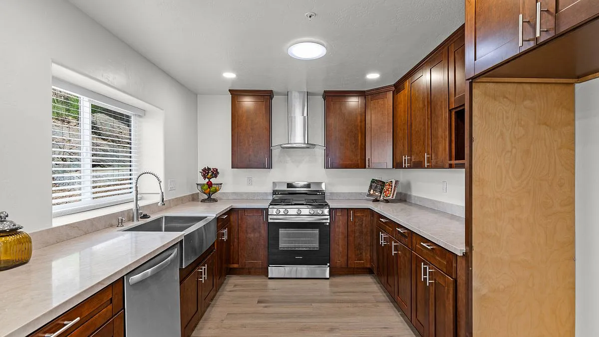 4 bed, 3.0 bath, 1694 sqft, $5,500 — Photo 2