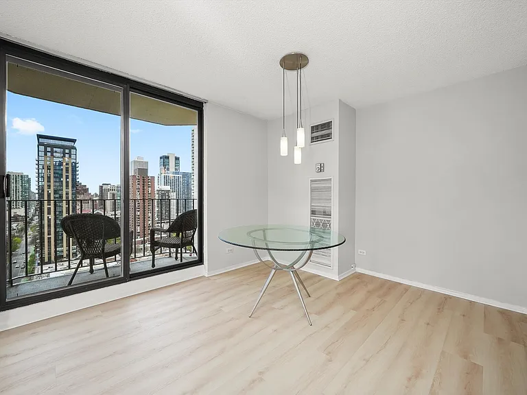 70 W Huron St #21B — Photo 6